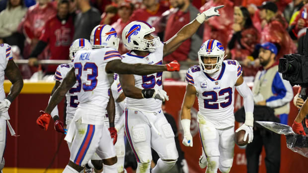 Micah Hyde (23) and the Bills celebrate Hyde's interception against the Kansas City Chiefs.